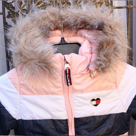 Tommy Hilfiger Kids Puffer Winter jacket with Faux Fur hood Size 2T, light Pink - Picture 2 of 4